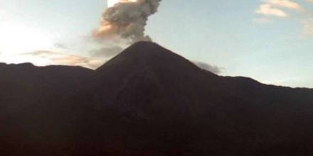 Incandescencia en cráter y emisiones de gas y ceniza en volcán Reventador