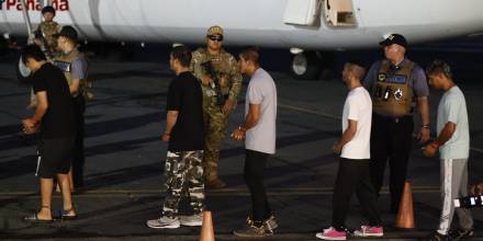 El primer vuelo de retorno de migrantes irregulares salió de Panamá