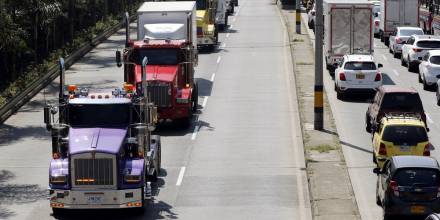 Colombia: Camioneros bloquean 5 carreteras en protesta por alza del diésel