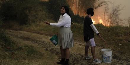 Incendios en Quito dejan bomberos heridos y familias evacuadas