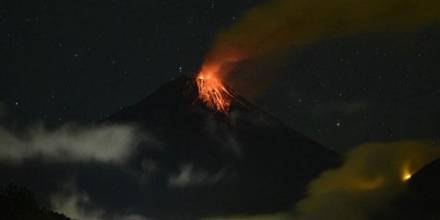 Piedras incandescentes, emisión de gas y ceniza en el volcán Tungurahua