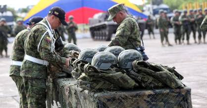 Fuerzas Armadas recibieron 30.000 cascos y chalecos