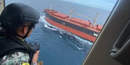 La Armada sacó a buque, de bandera panameña, de la reserva marina de Galápagos