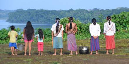 La ingeniosa canoa solar con la que se puede viajar sin petróleo por la selva ecuatoriana