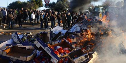 "La ecología mata al campo", denuncian los agricultores franceses