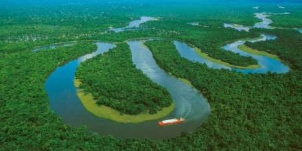 Encuentran con vida a una mujer arrastrada por un río en Amazonía de Ecuador