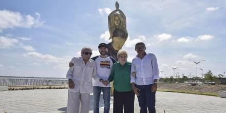 Barranquilla rinde un homenaje a Shakira con una estatua de bronce