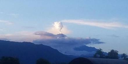 La emisión de ceniza del volcán Sangay activa alerta en tres provincias del país