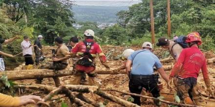 Al menos un muerto y 4 casas afectadas por deslizamiento en una zona costera de Ecuador