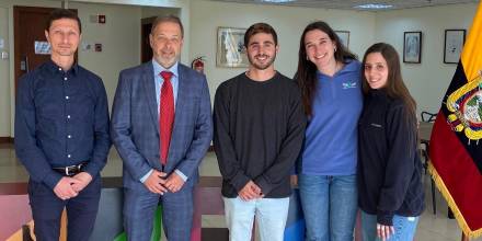 Voluntarios israelís reparan escuelas en Ecuador