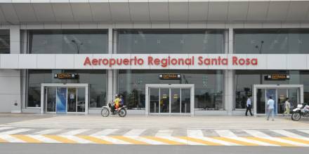 Grupo armado irrumpió en aeropuerto de Santa Rosa