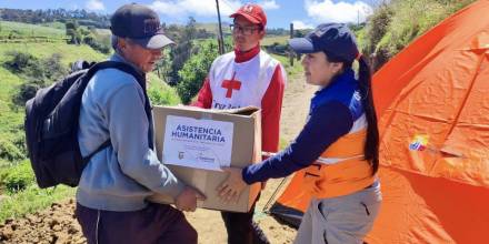 Familias damnificadas por sismo en Carchi reciben asistencia 