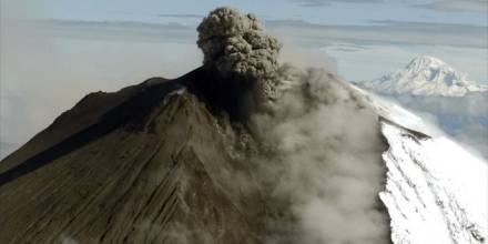 Advierten de posible descenso de lahares desde el volcán ecuatoriano Sangay