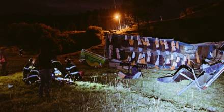 4 personas fallecieron al caer un bus en una quebrada en la vía a Papallacta