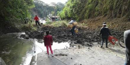 Lluvias provocan derrumbes en carretera Baños-Puyo