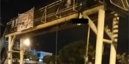 Dos cadáveres colgados en un puente fueron hallados en Esmeraldas