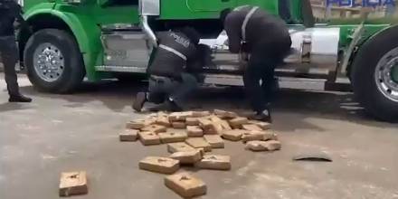 Carchi: La Policía decomisó 400 kilos de cocaína en un camión 