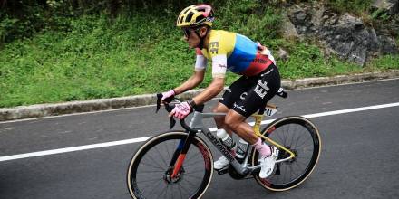 Carapaz sufrió una caída en la primera etapa y acabó su sueño en el Tour