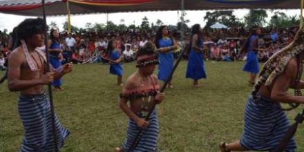 Shuares llevan su danza y cultura a los tsáchilas