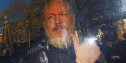 Ecuador retira asilo a Julian Assange
