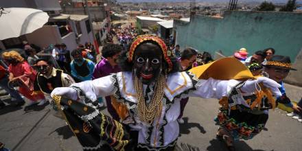 La 'Mama Negra' rebosa color, algarabía y devoción