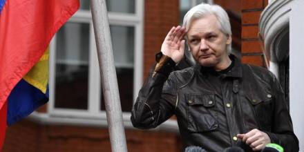 Ecuador gastó millones en espionaje para “proteger” a Assange, según The Guardian