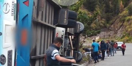 Un fallecido y siete heridos dejó volcamiento de un bus en Chimborazo