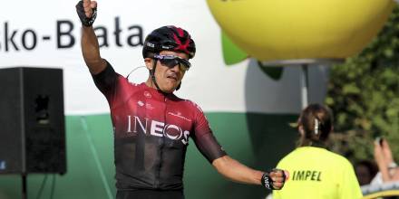 Richard Carapaz no toma la salida en el Giro de Emilia