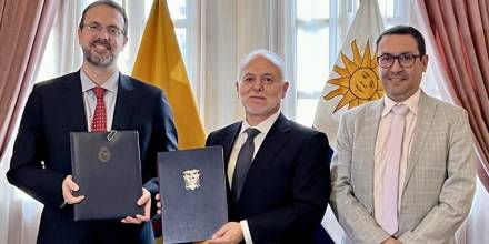 Ecuador y Uruguay suscribieron convenio de Cielos Abiertos