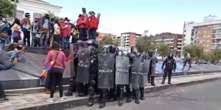 Policía dispersa protesta contra estatua de Isabel la Católica en Quito