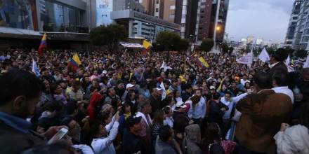 Más ecuatorianos se suman a la vigilia en el CNE