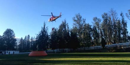 Bomberos usan helicópteros para sofocar incendio forestal en Tumbaco