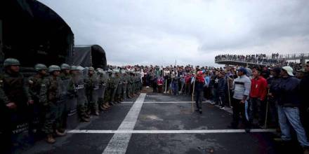 Excomandante del Ejército revela que 5 cuarteles fueron atacados durante el paro