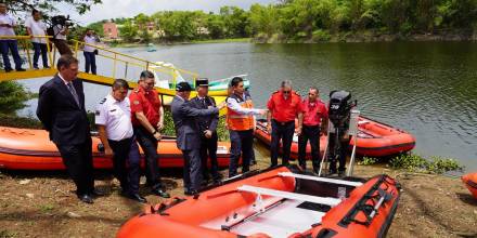 Francia donó 5 botes a los bomberos para enfrentar inundaciones