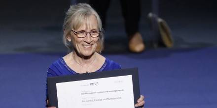 Nobel premia estudios sobre la mujer en mercado laboral de estadounidense Claudia Goldin