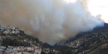 Varios incendios simultáneos acorralan a Quito