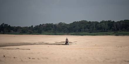 El río Negro, el mayor afluente del río Amazonas, alcanza mínimos históricos