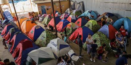 Migrantes desesperados cruzan la frontera de México a EE.UU. pese a los crecientes riesgos