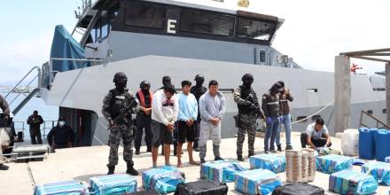 Una lancha con 900 kilos de cocaína fue interceptada cerca de Manta