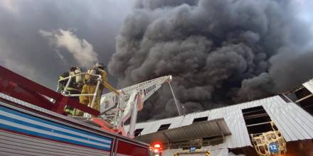 Más de medio millar de bomberos sofocaron incendio en Guayaquil