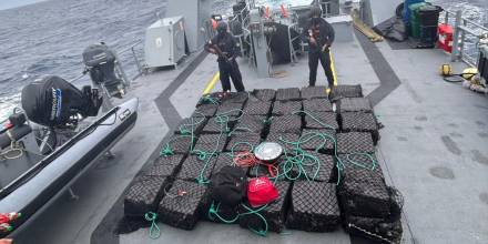 La Armada interceptó una lancha con 1,5 toneladas de droga cerca de Galápagos