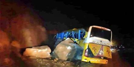 Rocas gigantes cayeron sobre un bus interprovincial en la vía Baeza - Tena; hay un fallecido y 13 heridos