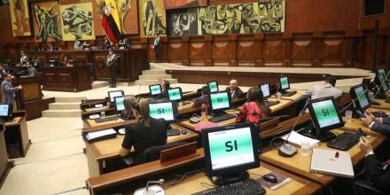 La Asamblea abrió juicio político a exministra Andrea Arrobo