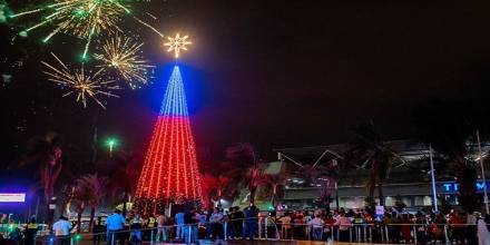 Terminal de Guayaquil se iluminó con árbol de Navidad de 20 metros