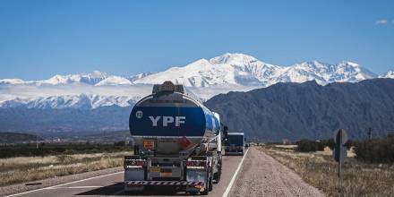 La petrolera argentina YPF recomprará deuda