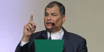 Rafael Correa, acusado hasta de genocidio