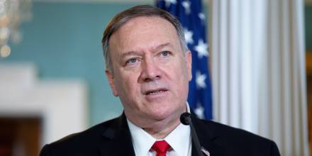 Mike Pompeo habla con Luis Gallegos de pesca y seguridad