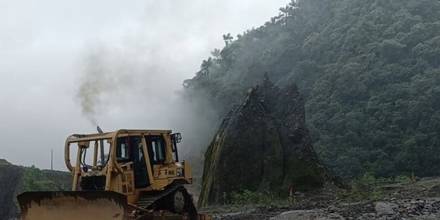 Los trabajos de movimiento de tierra iniciaron en la vía San Luis-El Reventador