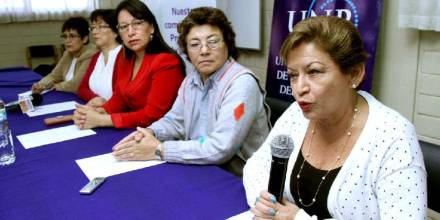 Activistas mujeres censuran a Correa