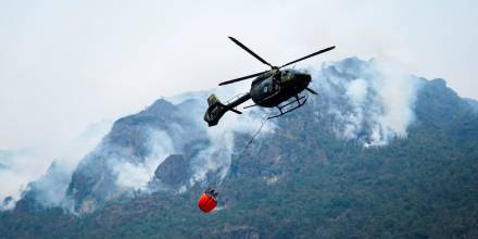 Ecuador redobla esfuerzos para extinguir las llamas en El Cajas